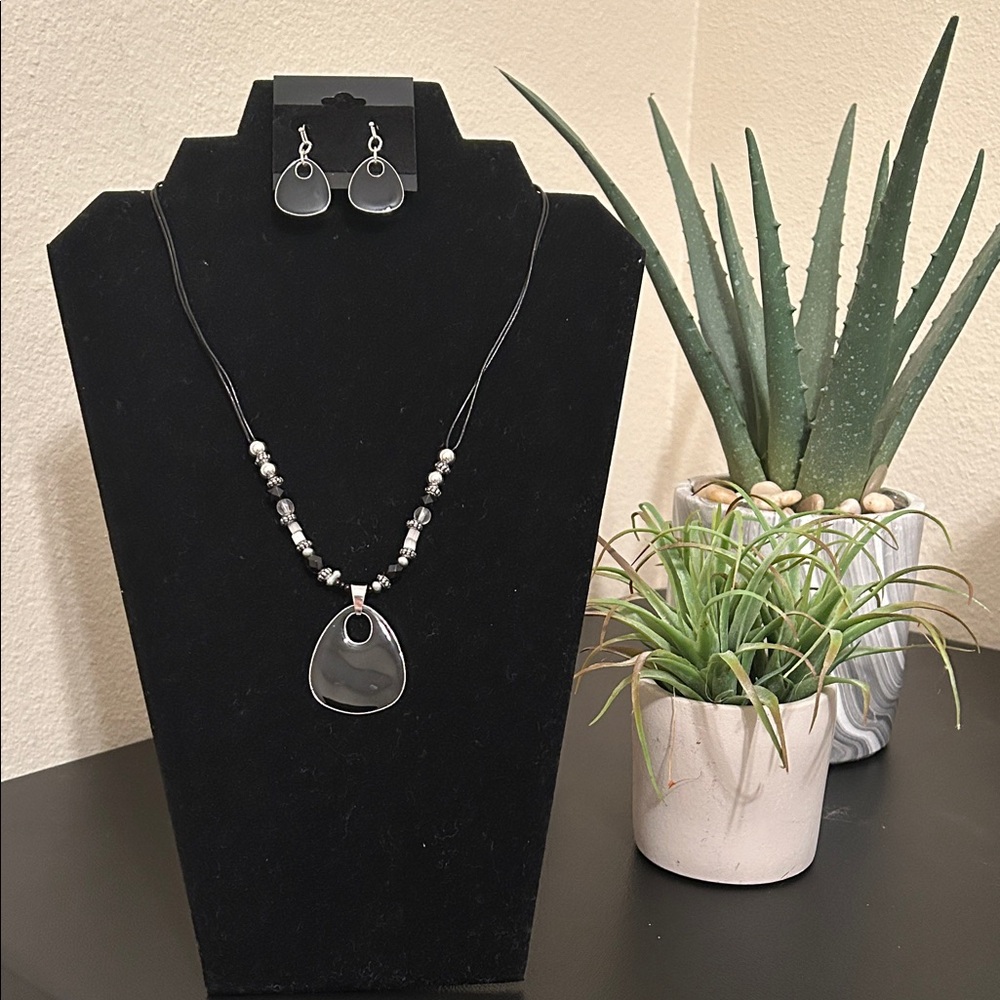 Elegant Black and Silver Jewelry Set